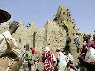 Islamistas demuelen templos