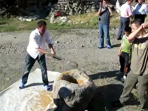 hanefi köyü gelenksel düğün(adem siviş)-Düğün Keşkeği Dövme 013_to_DivX_clip0