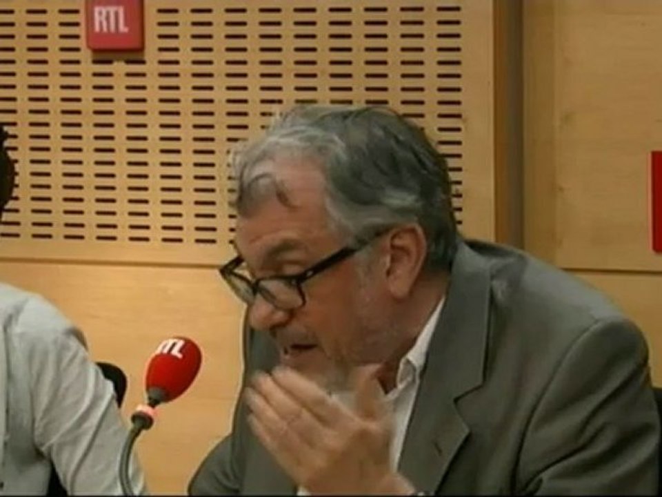 Serge July : "Jean-Marc Ayrault prend sa place de paratonnerre du Président"