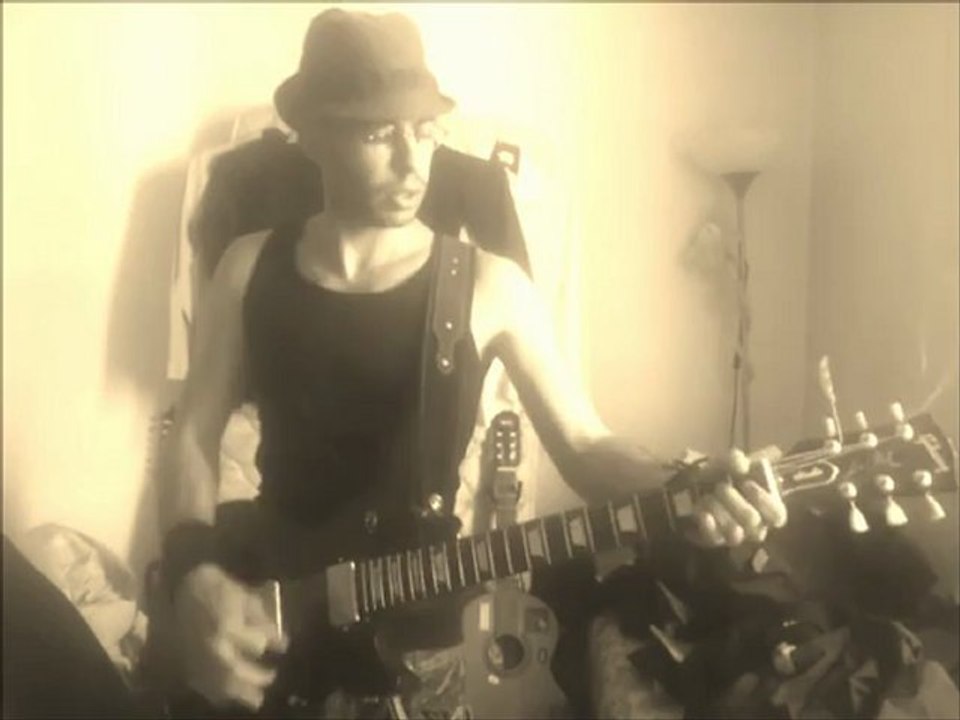 A la manière de : Biscuit and ball (The White Stripes)  by Sam