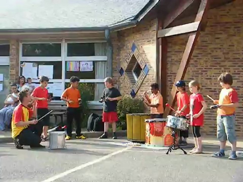 Benjamine à la caisse claire en début de Kermesse