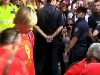 Spanish football team get heroes' welcome in Madrid.