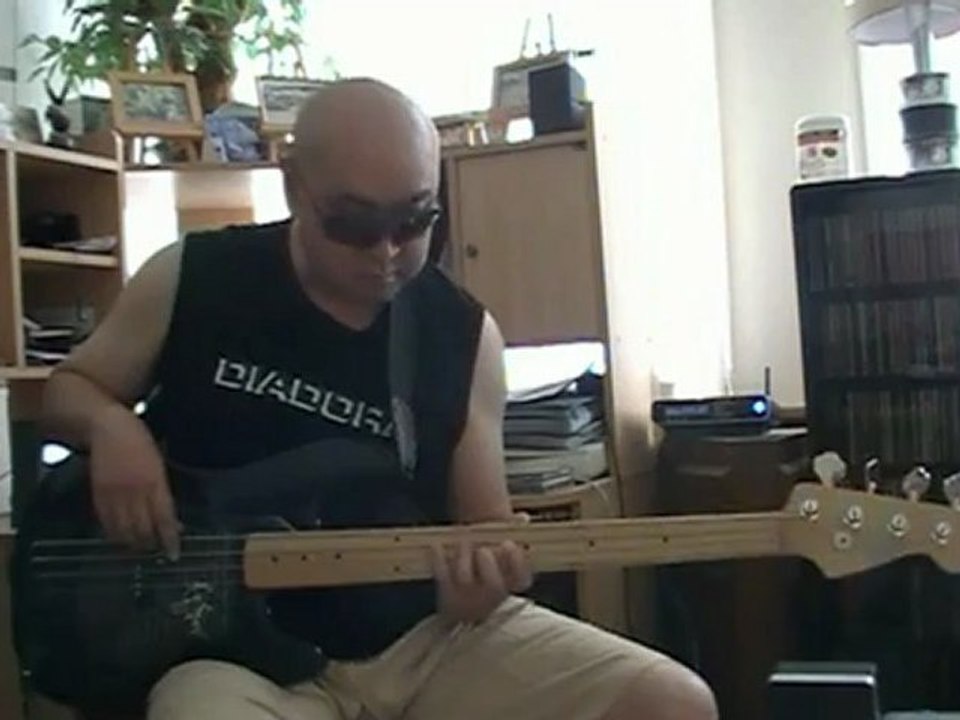 Stop loving you Toto mp4  basscover Bob Roha