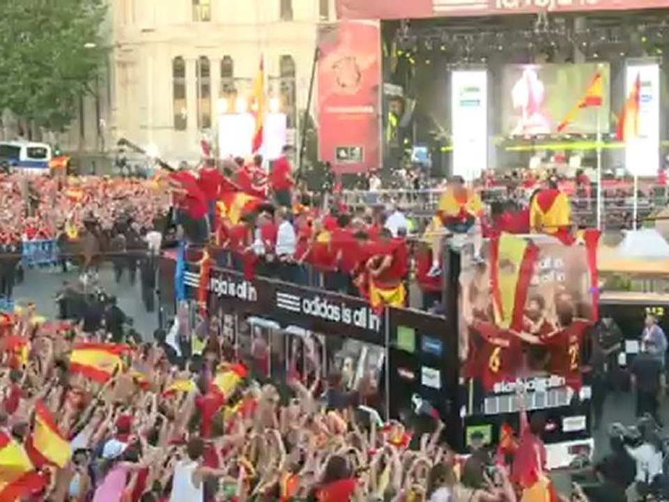 Spaniards throw giant fiesta for Euro 2012 heroes