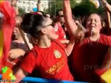 Fans emocionados esperan a los jugadores de la selección