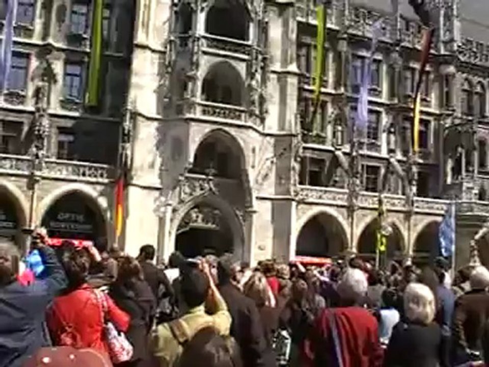 Muenchen Rathaus Glockenspiel auf dem Marienplatz 12.00 Uhr