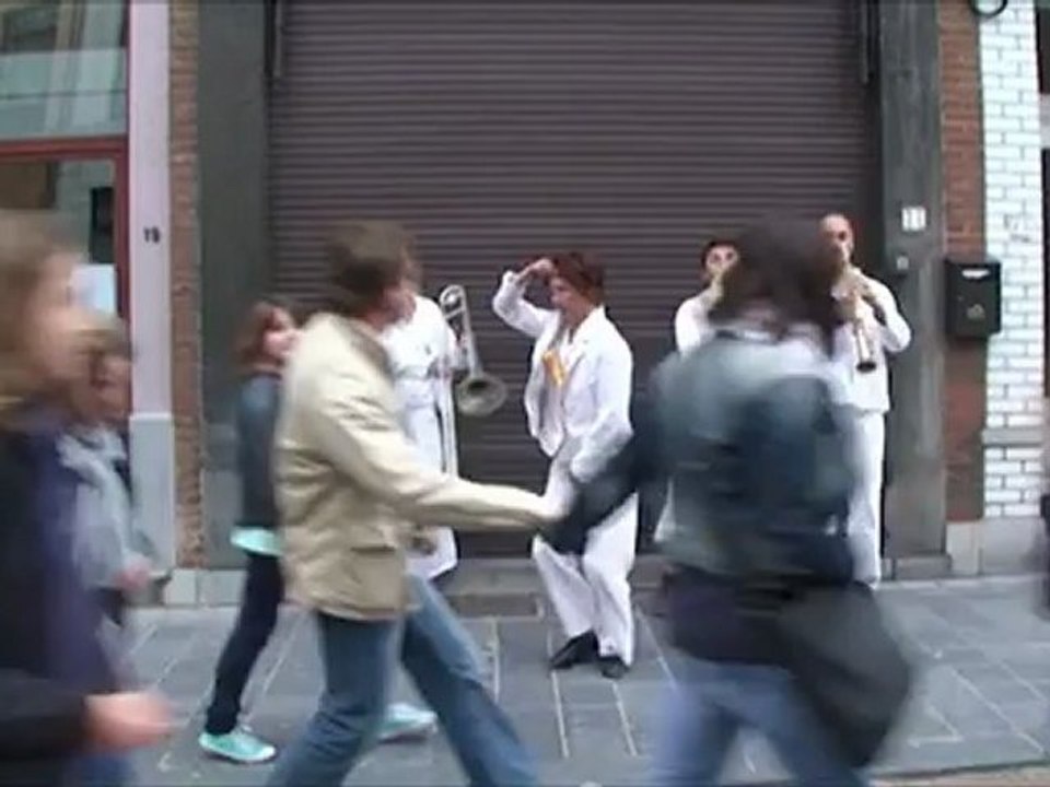 Arts de la Rue - Le plus petit espace possible - La fanfare d'occasion