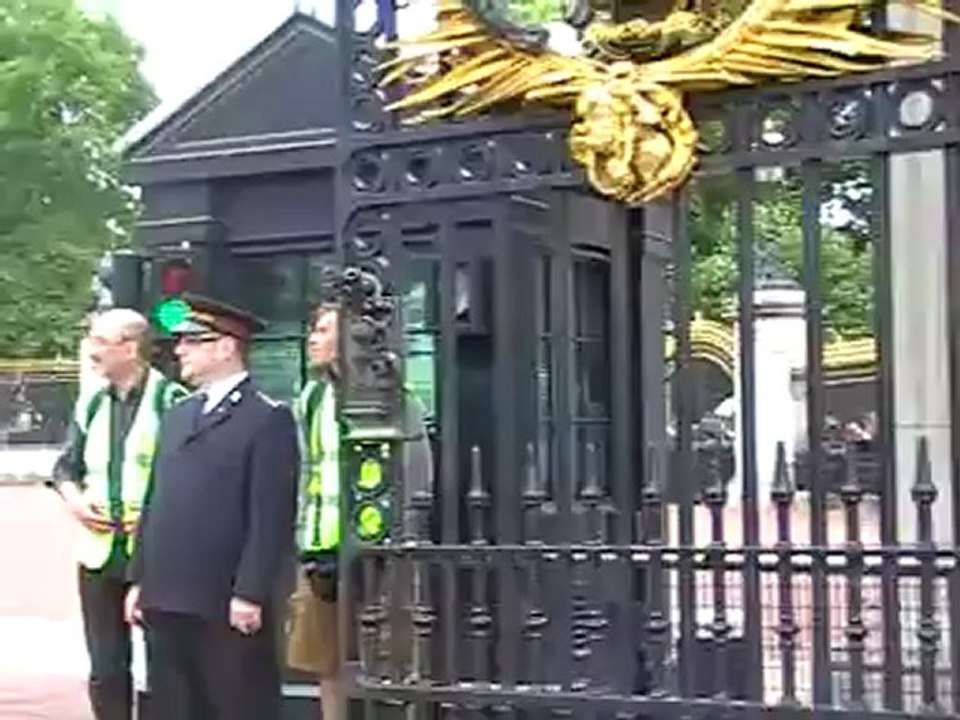 8 Musikkapellen spielen vor Buckingham Palace in London für die Queen