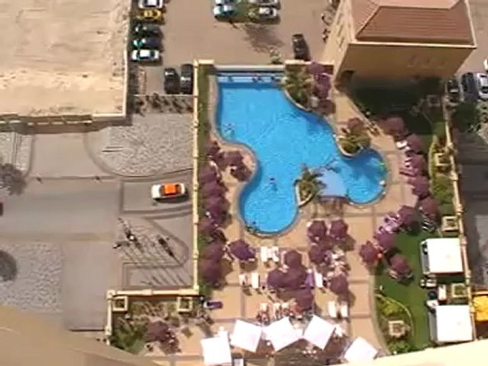 Mövenpick Jumeirah Hotel Pool Dubai nähe The Palm StrandhoLuxushotel 5 Sterne