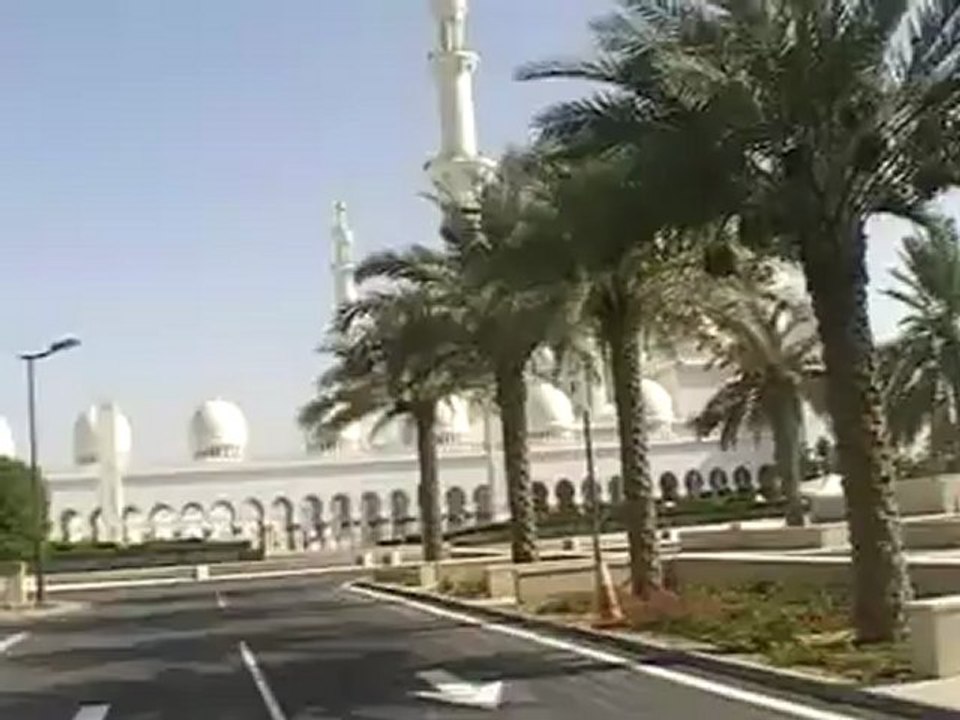 Abu Dhabi Sheikh Zayed Moschee vorne  Sultan Al Nahyan Mosque