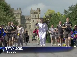 Rainha Elizabeth II recebe a Tocha Olímpica