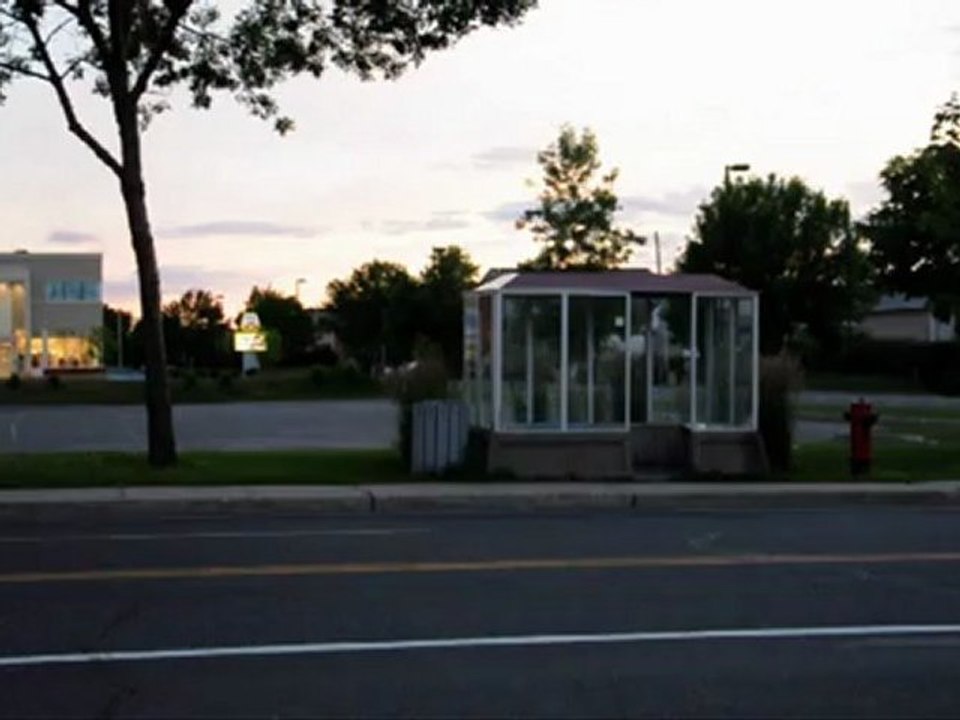 À l'arrêt d'autobus, sur Komarov