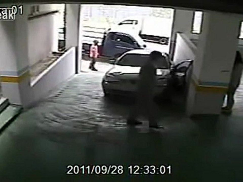 Euh... c'est encore une femme qui est au volant, là... oui oui!!