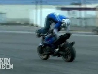 Stunting Moto Backwards Crash