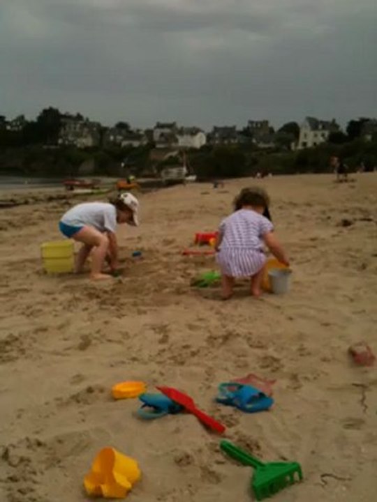 Romann et Nina à la plage