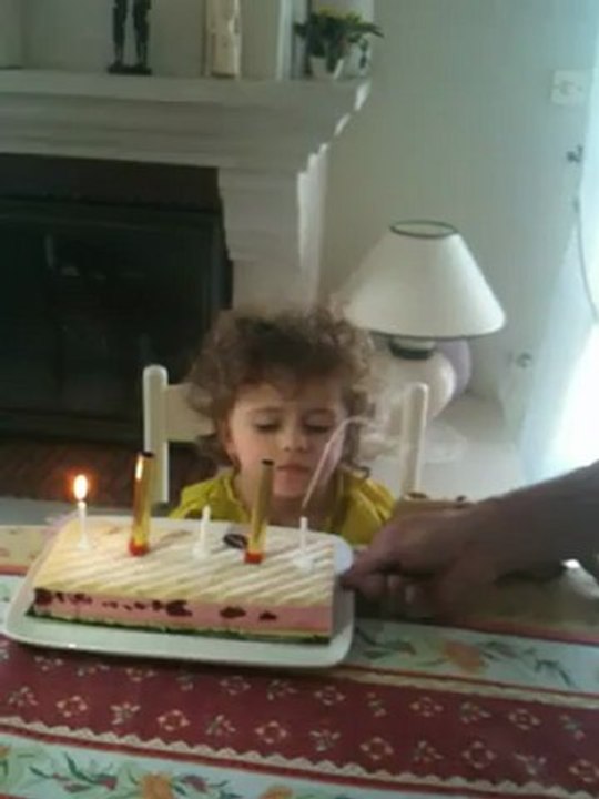 Nina souffle ses bougies enfin elle essaye...