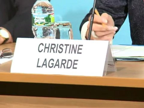 IMF cuts US growth forecast, warns against 'fiscal cliff'