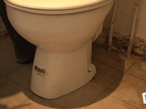 Comment démonter une cuvette de toilette ?
