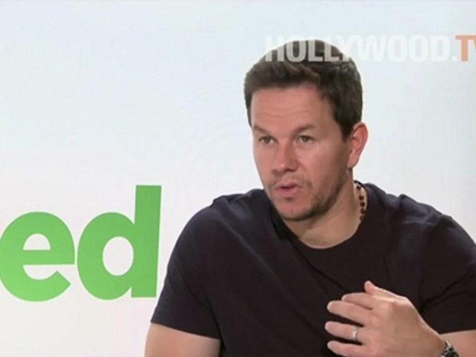 Mark Wahlberg canta y baila en 'Ted'! - Hollywood.TV