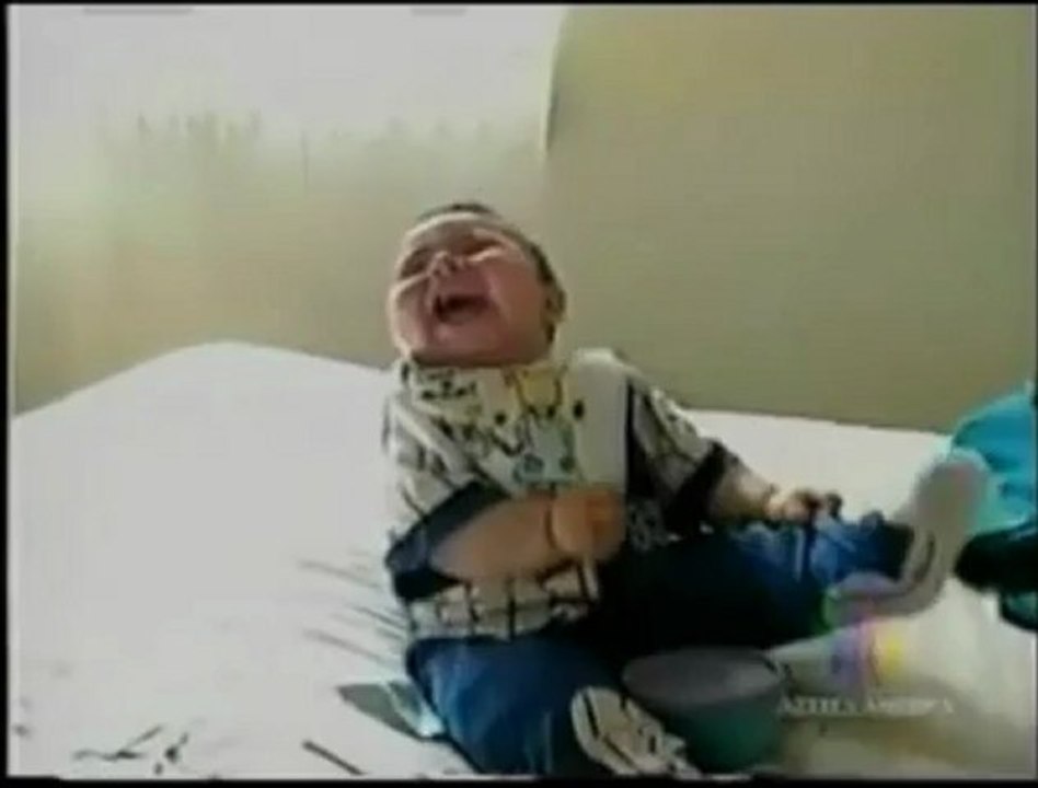 gülmekten bayilan bebek cok komik