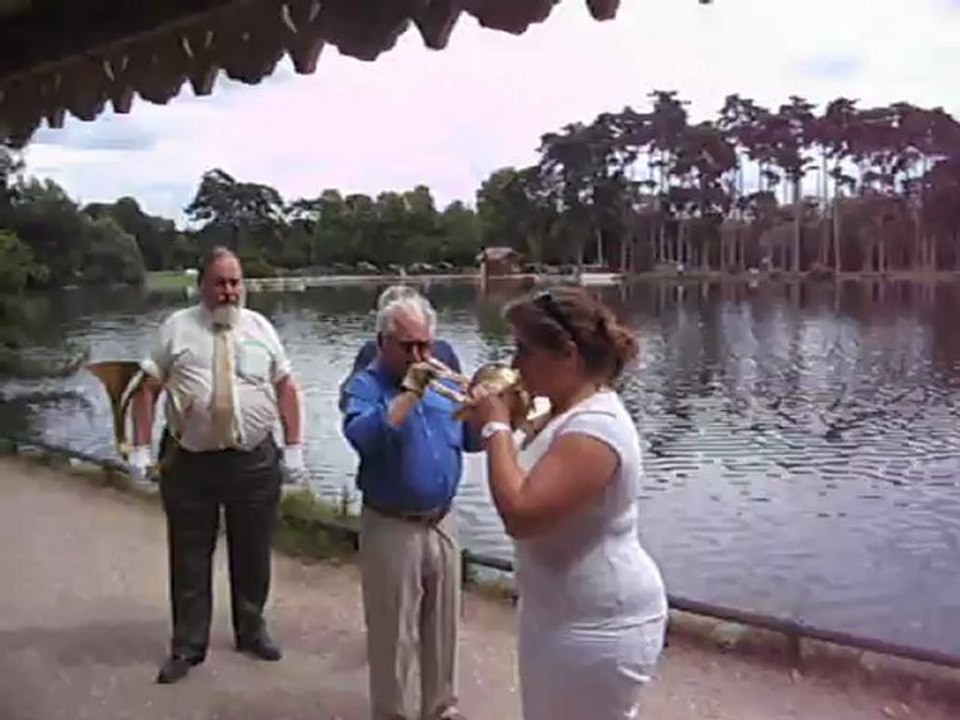 L'Intrus arrivant au milieu des trompes de chasse en action