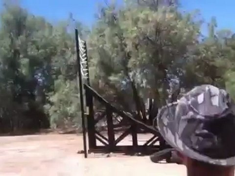 saut d'un tremplin : moto en feu