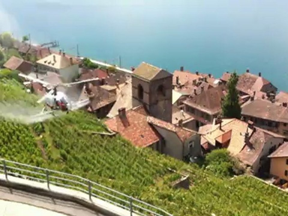 St Saphorin traitement vignes par hélico 2012