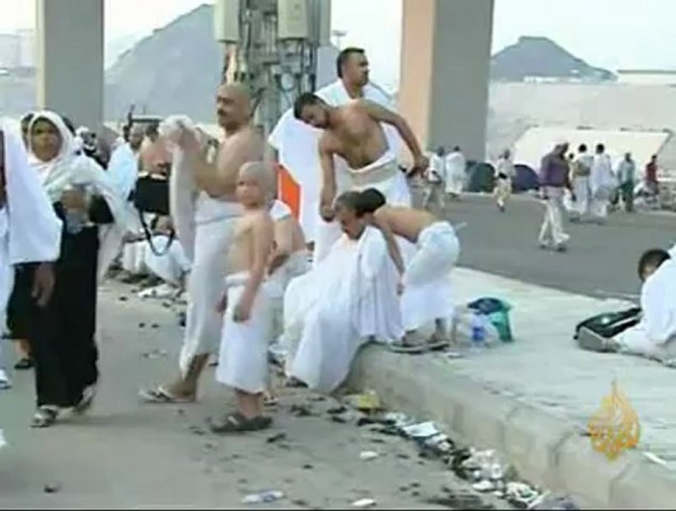 حجاج بيت الله الحرام يرمون جمرة العقبة