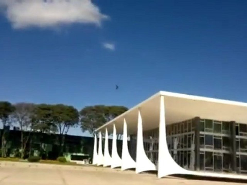 Un pilote brésilien fait exploser les vitres de la Cour Suprême