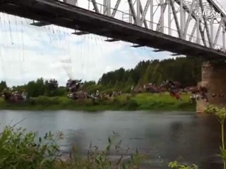 Rusya'da 135 kişi köprüden birlikte atladı