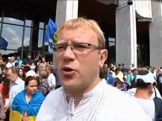 Ukraine: Police teargas protesters over language law