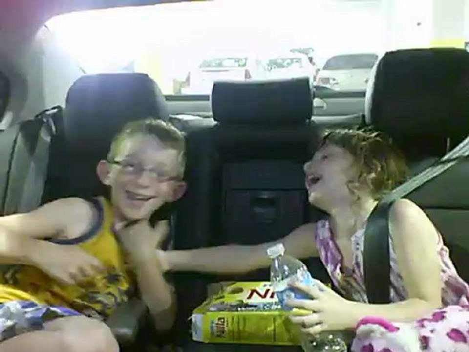 Clement & Alyssa dans la voiture pendant les vacances