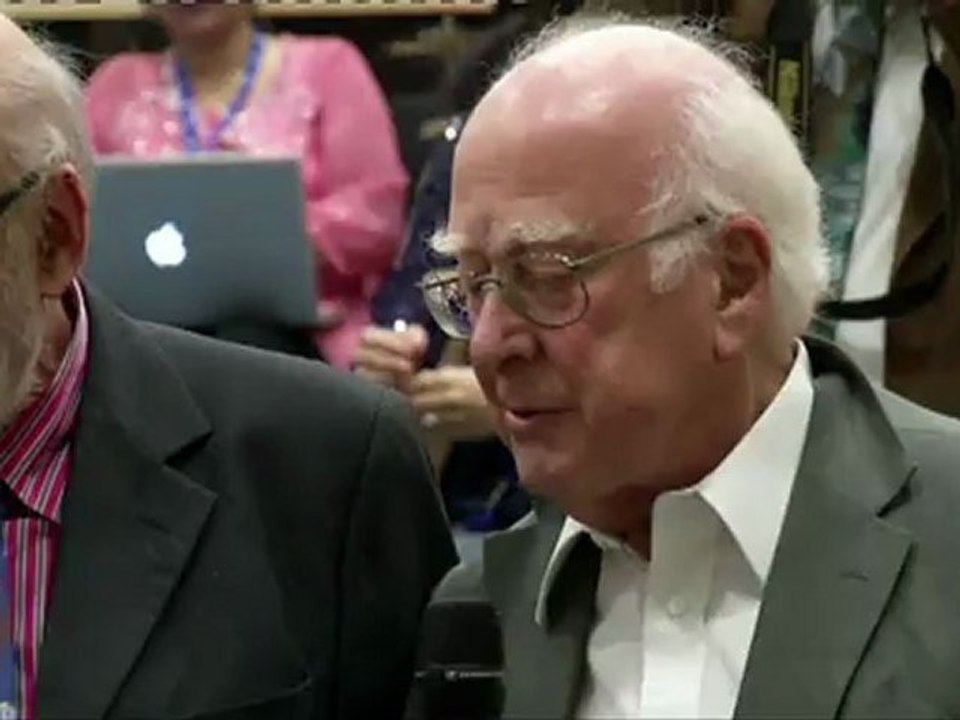 Boson de Higgs: cris de joie au Cern, émotion de Peter Higgs