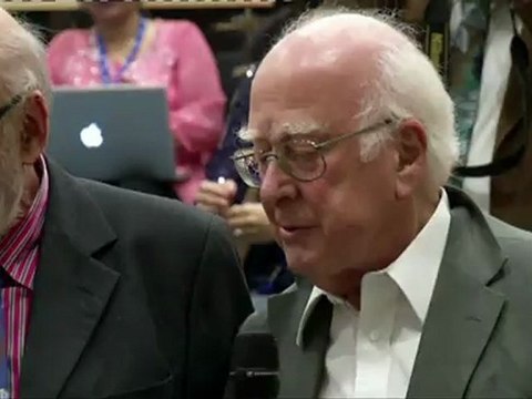 Boson de Higgs: cris de joie au Cern, émotion de Peter Higgs