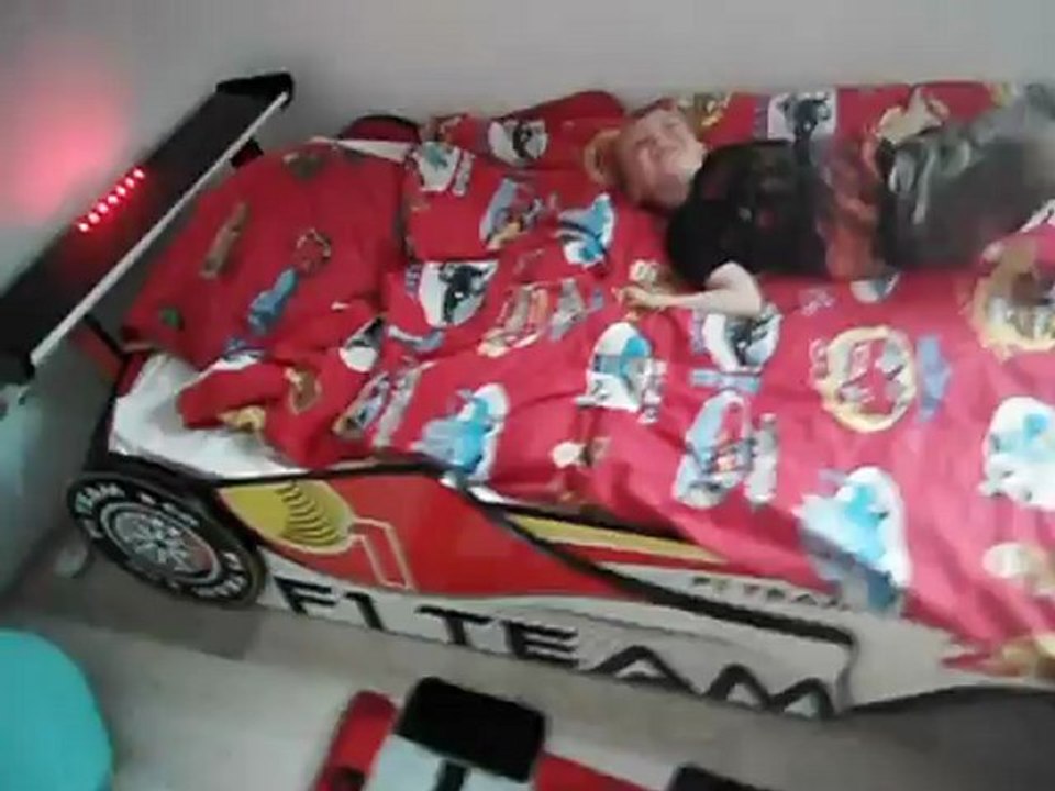 Antoine découvre son lit voiture