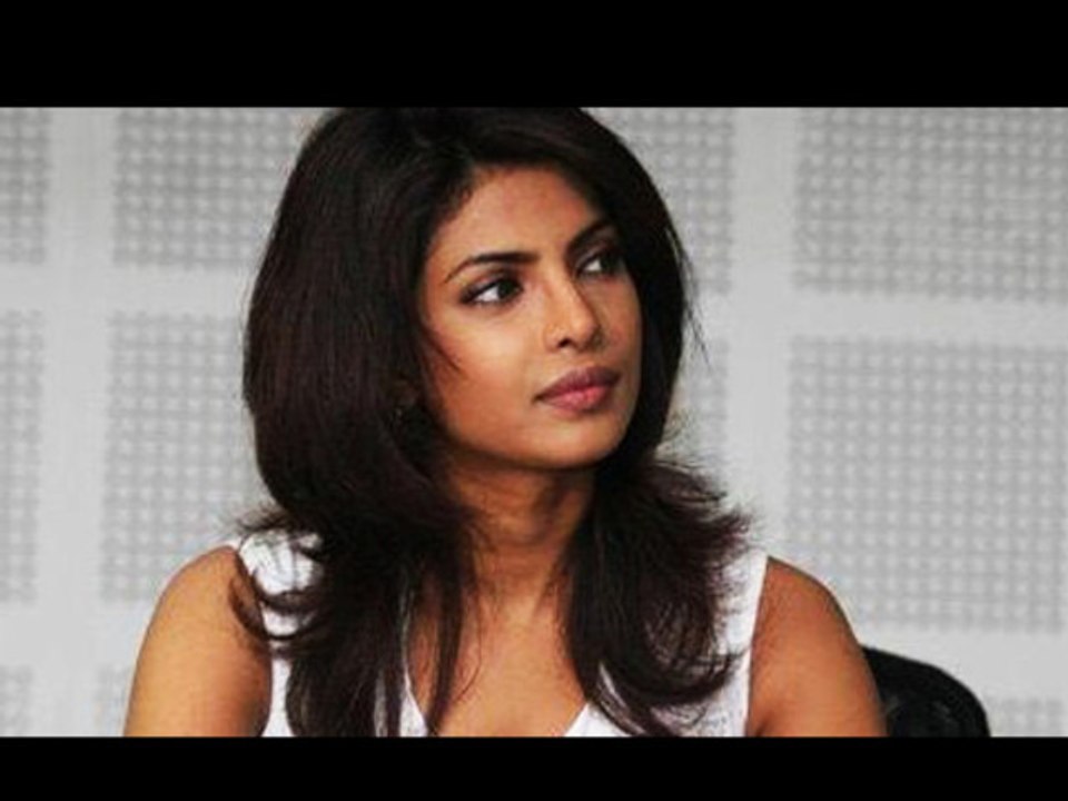 Lost Priyanka Chopra At Barfi! Launch - Bollywood Babes