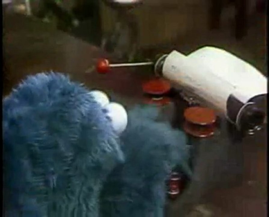 KURABİYE CANAVARI DAKTİLO BAŞINDA