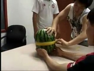 Explosion de pastèque avec 500 élastiques