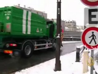 الأحوال الجوية تلغي ثلاثين بالمئة من الرحلات بفرنسا