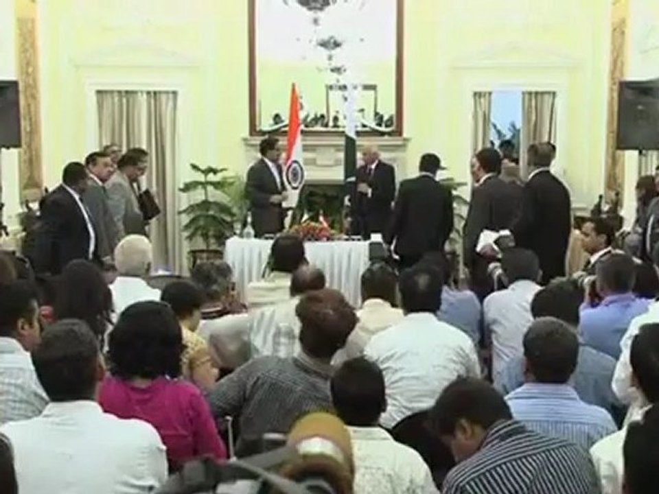 Pakistan, India hold talks