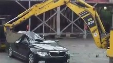 Funcionários despedidos destroem carro do (ex) patrão