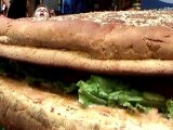 Record du monde du plus gros cheeseburger à 177 kilos 600 au Fil rouge Café à Paris sous les caméras de Vincennes TV