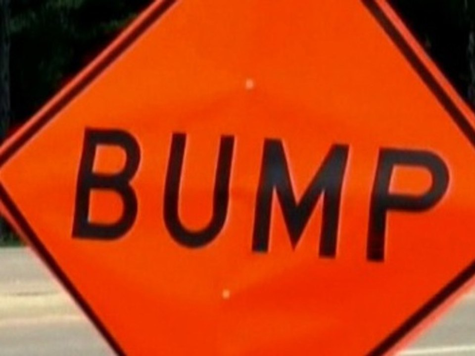 ZAPPING ACTU DU 05/07/2012 - Une voiture fait un saut spectaculaire sur une autoroute endommagée du Wisconsin !