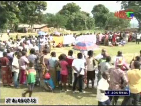 Hugues Ngouélondélé rencontre les populations des Gamboma