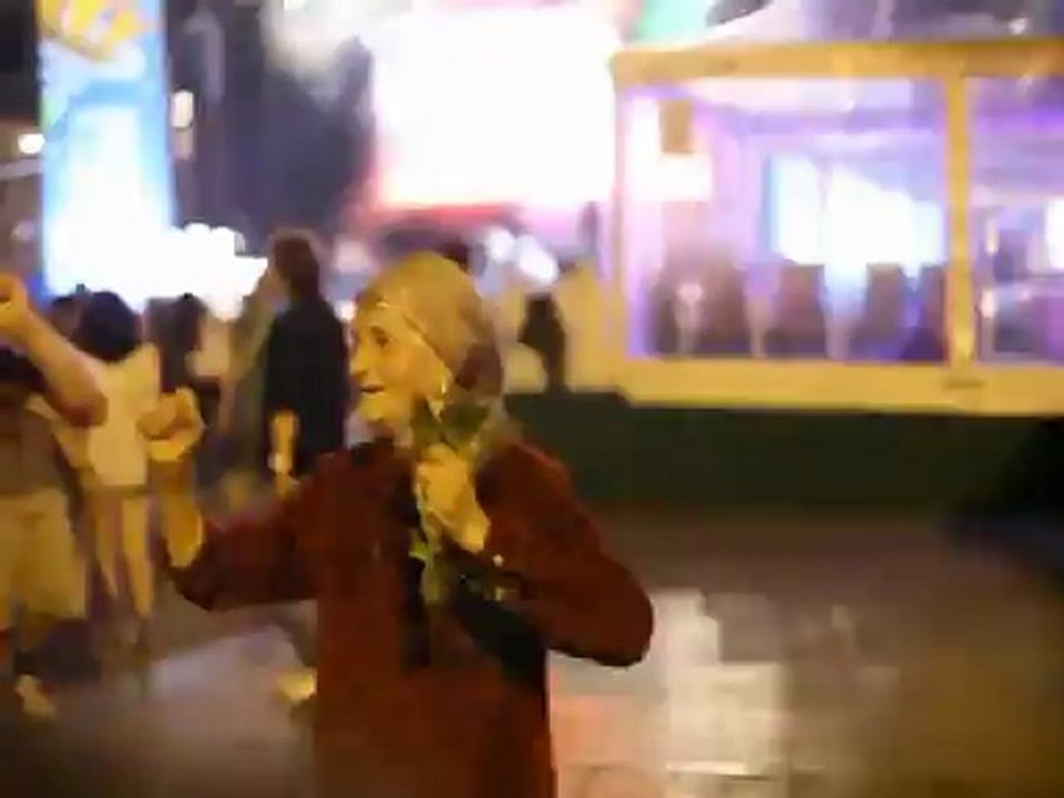 Avozinha mostra como se curte numa festa