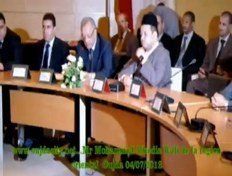 محمد مهيدية والي الجهة الشرقية عامل عمالة وجدة انكاد يقوم بتسليم الدفعة الاولى من المفاتيح وعقود التملك على تجار سوق الخضر بوجدة