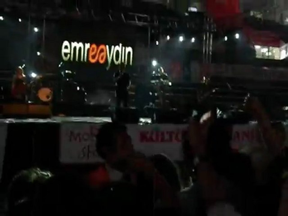 26 Mayıs 2012 - Emre Aydın Sinan Erdem Spor Salonu Konseri / Beni Biraz Böyle Hatırla