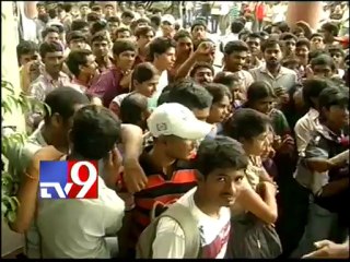 Eega release - Fans eagerly wait at theaters