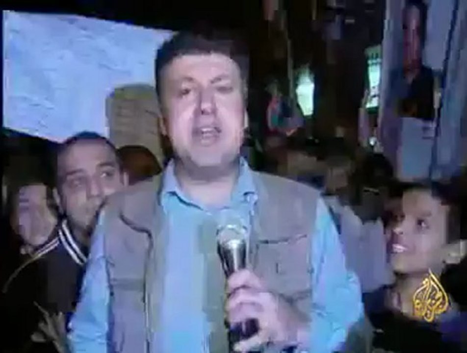 شباب الثورة المصرية يقومون بتنظيف ميدان التحرير