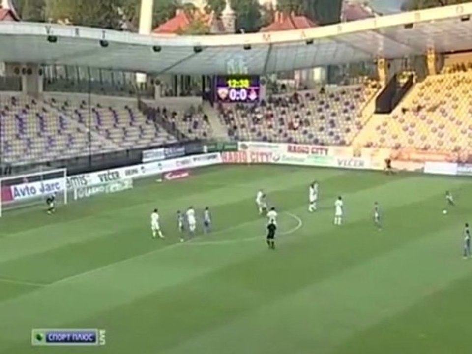 Un énorme coup-franc surpuissant dans la lucarne !